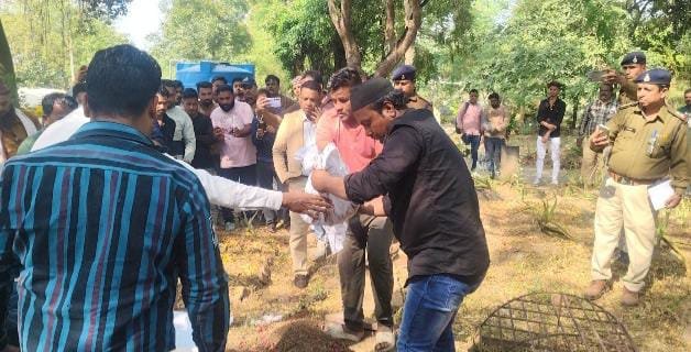 हिंदी समाचार |पुलिस ने कब्र से निकाले...
