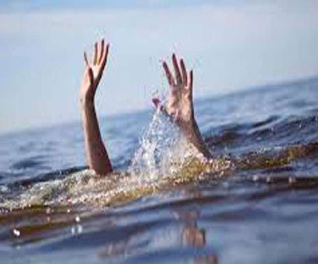 हिंदी समाचार |तालाब में तैरने गये दो युवक...