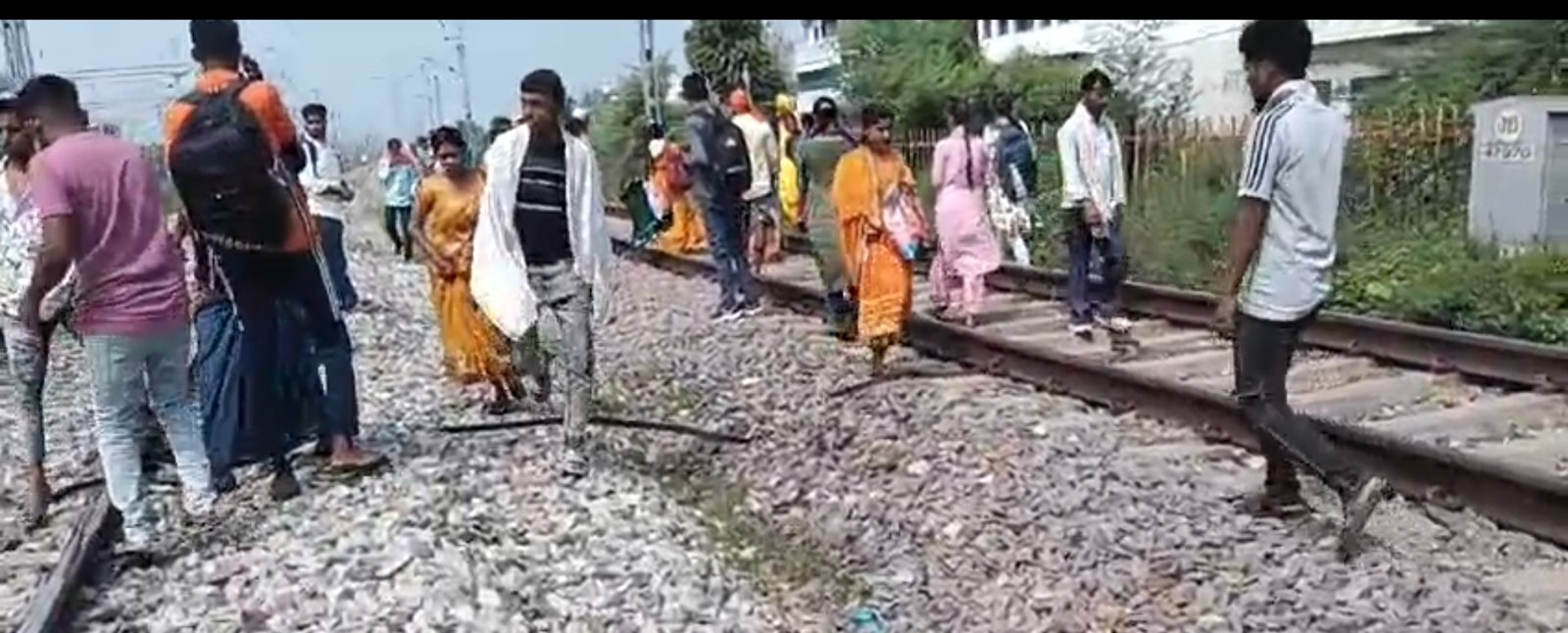 हिंदी समाचार |ट्रेन की चपेट में आने से लगभग 65...