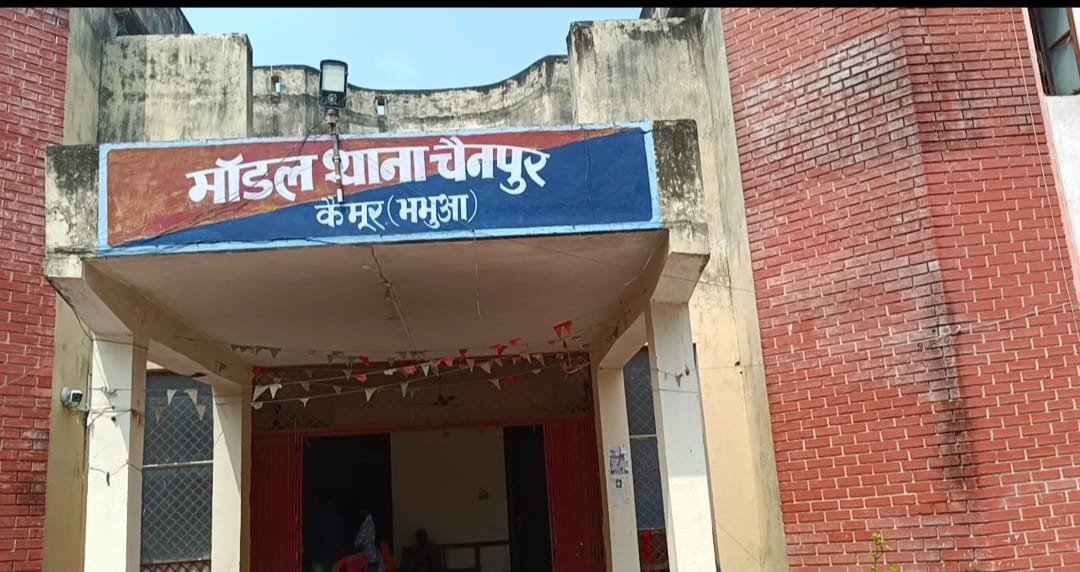 हिंदी समाचार |चैनपुर थाना में गिरफ्तार कैदी...
