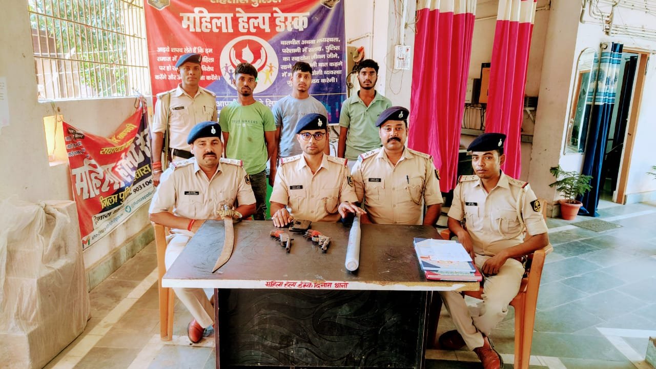 हिंदी समाचार |चोरी के बाइक एवं दो देशी कट्टा...