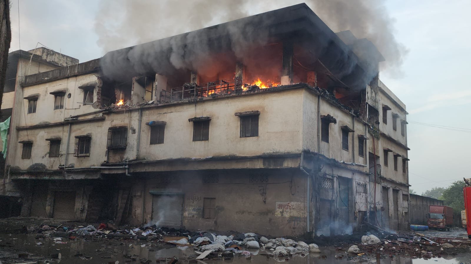 हिंदी समाचार |गोदाम में भीषण आग, सिलेंडर फटा,...