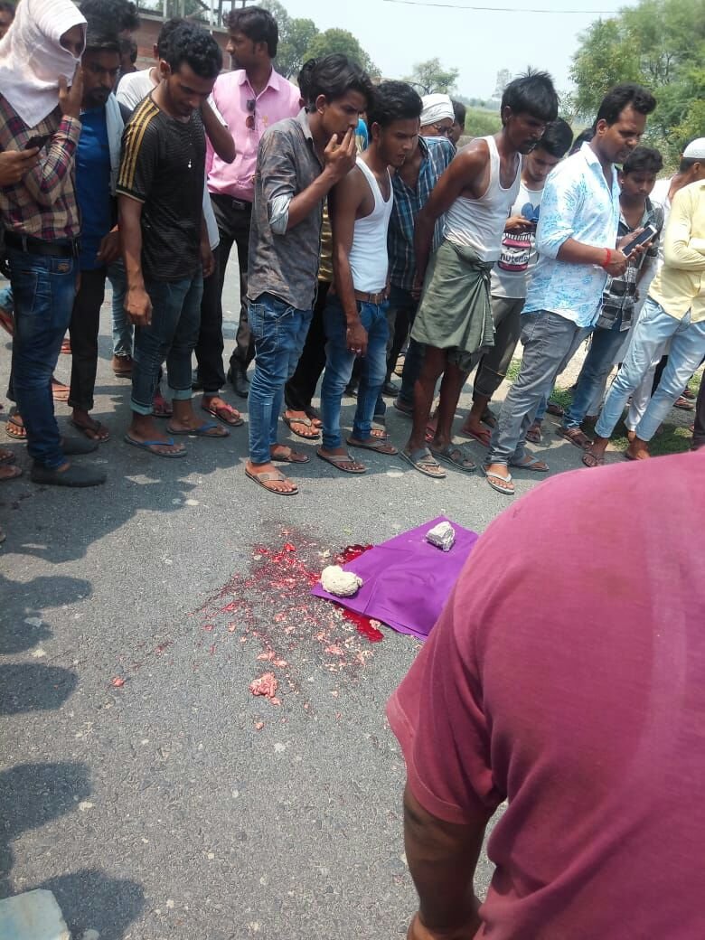 हिंदी समाचार |ट्रक की चपेट में आने से बाइक...
