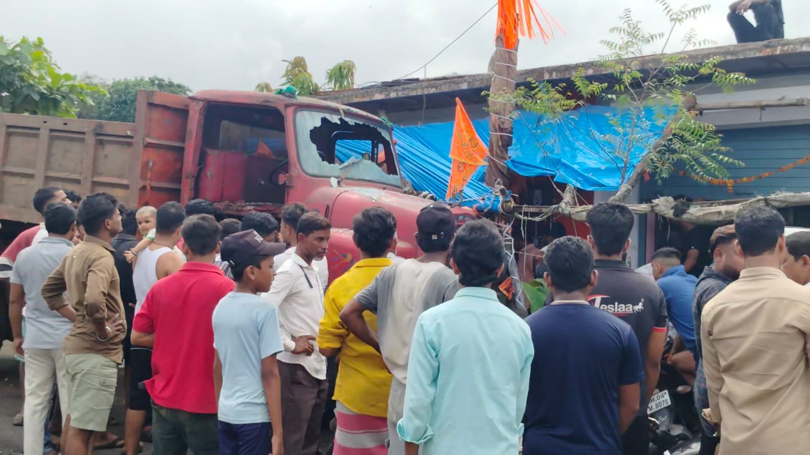 हिंदी समाचार |बेकाबू कचरा डंपर से...