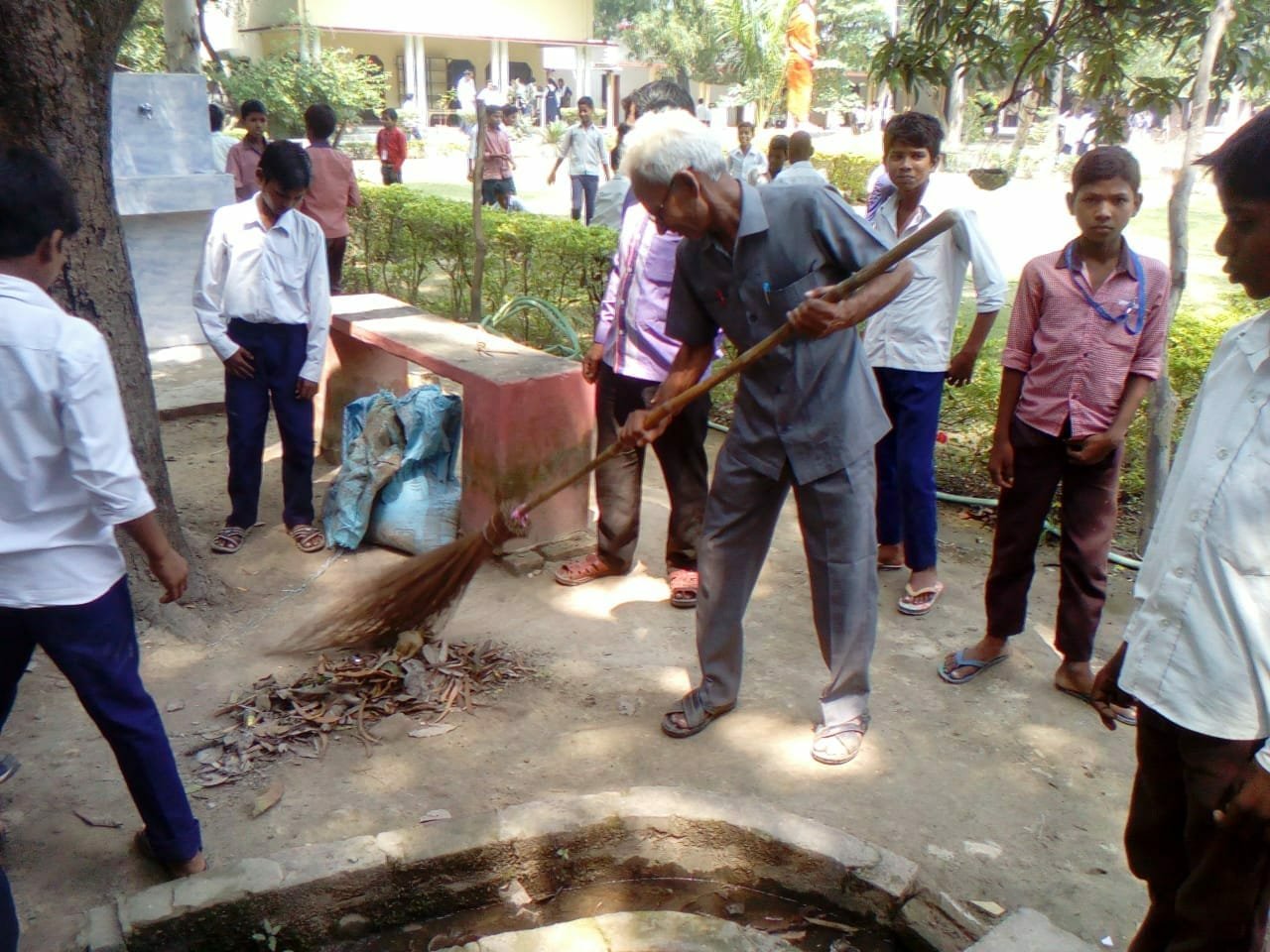 हिंदी समाचार |प्रधानाचार्य-विद्यार्थियों...