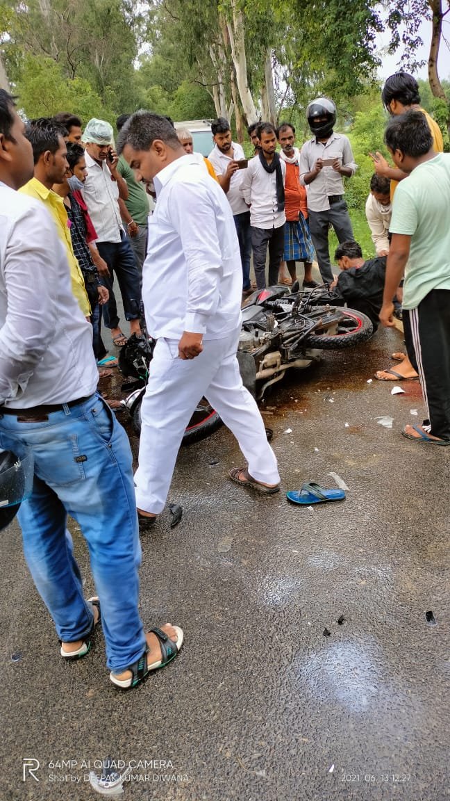 हिंदी समाचार |बाइक चालक कि अज्ञात वाहन के...