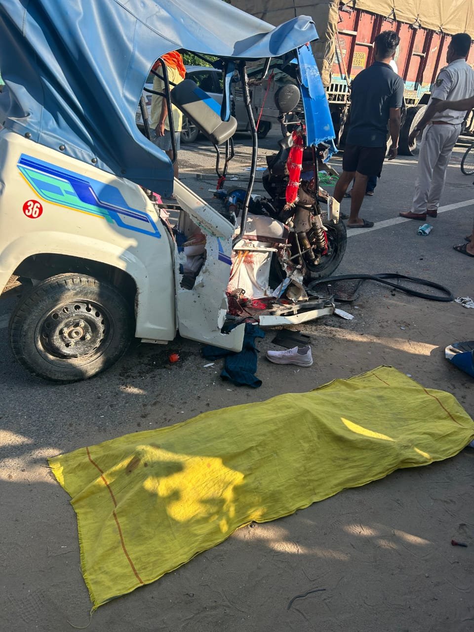 हिंदी समाचार |ट्रक टेम्पू की टक्कर में तीन...