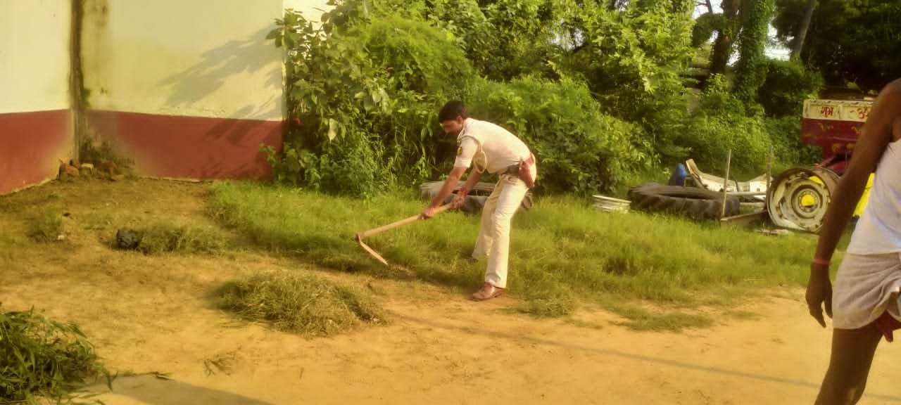 हिंदी समाचार |थानाध्यक्ष ने चलाया सफाई...